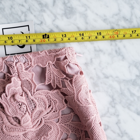Pink lace pencil skirt - Picture 4 of 5